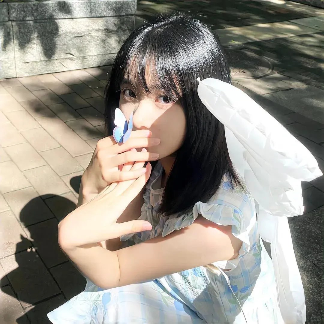 濠河边上的女人
